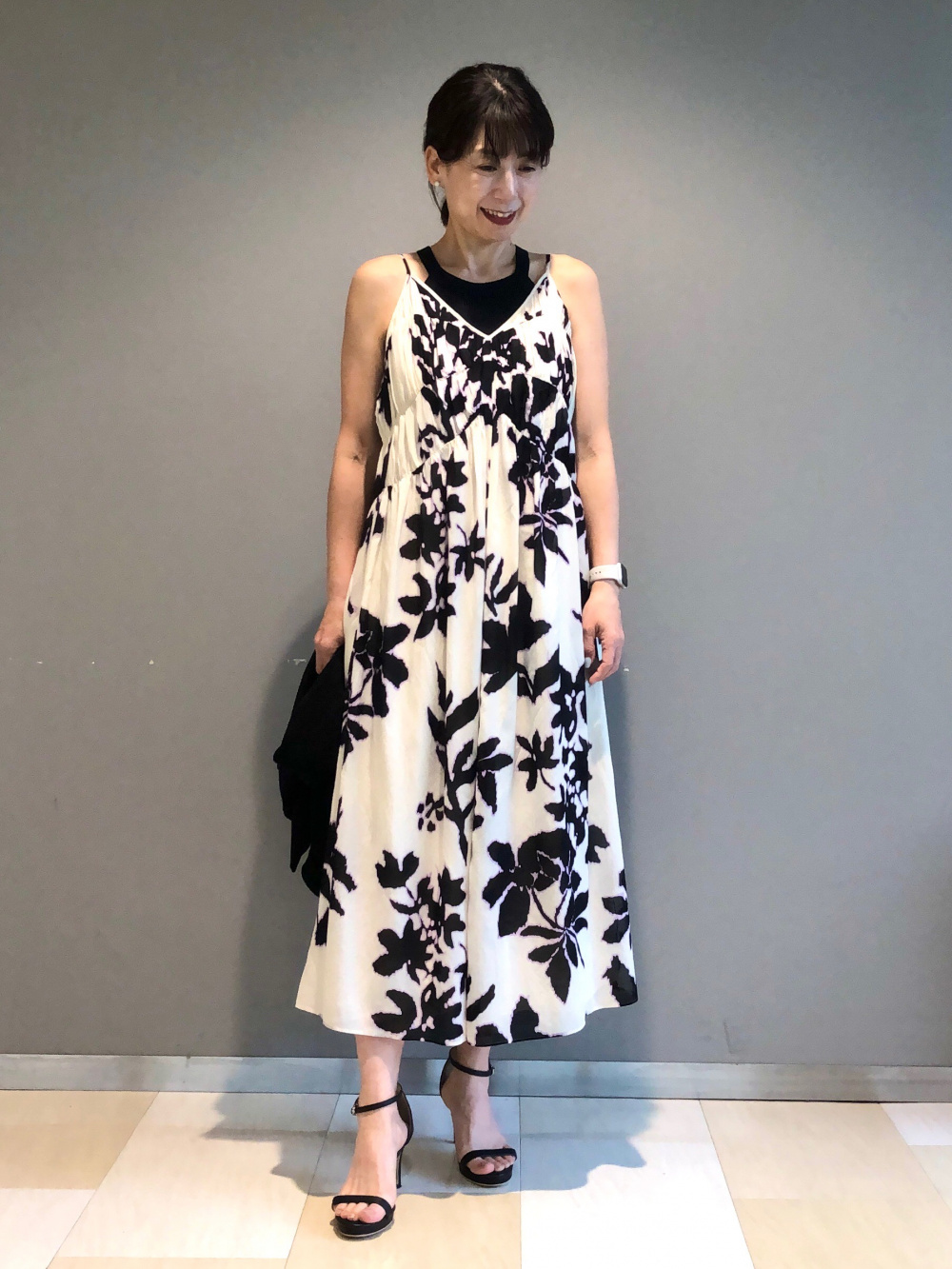 サテン ホルターネック トップス スカート コーデ SNSでも大人気！ユニクロのサテンスカートが大人可愛い♡秋冬