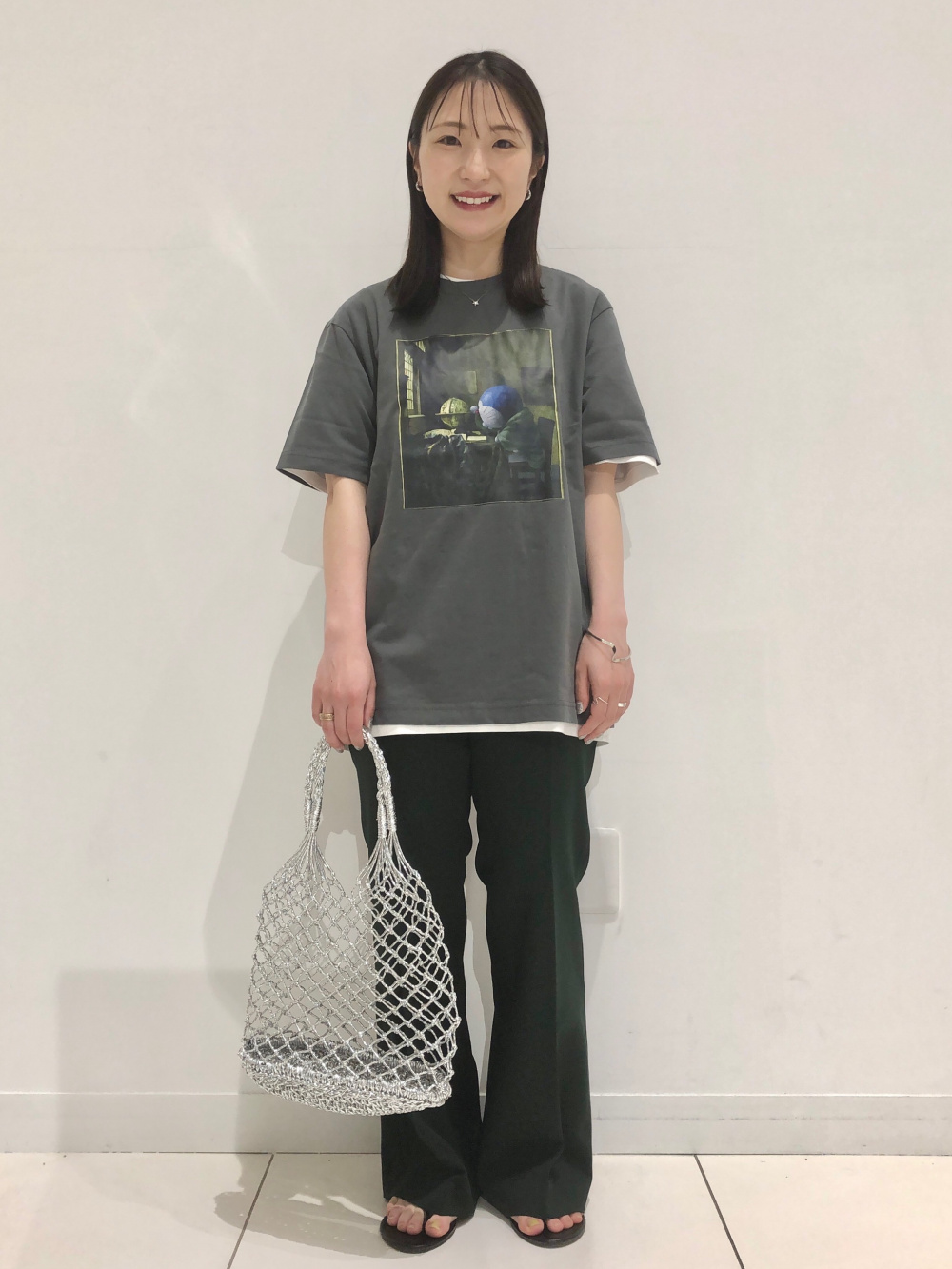 クルーネックTシャツ、ドラえもん ＆ ルーヴル美術館 UT」の着用 