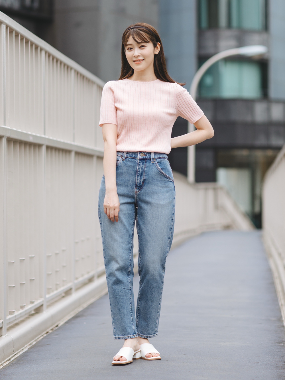 プレミアムラムハイネックセーター、スラウチジーンズ」の着用