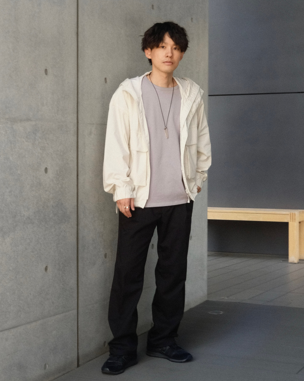ニットTシャツ、ユーティリティフーデッドジャケット」の着用