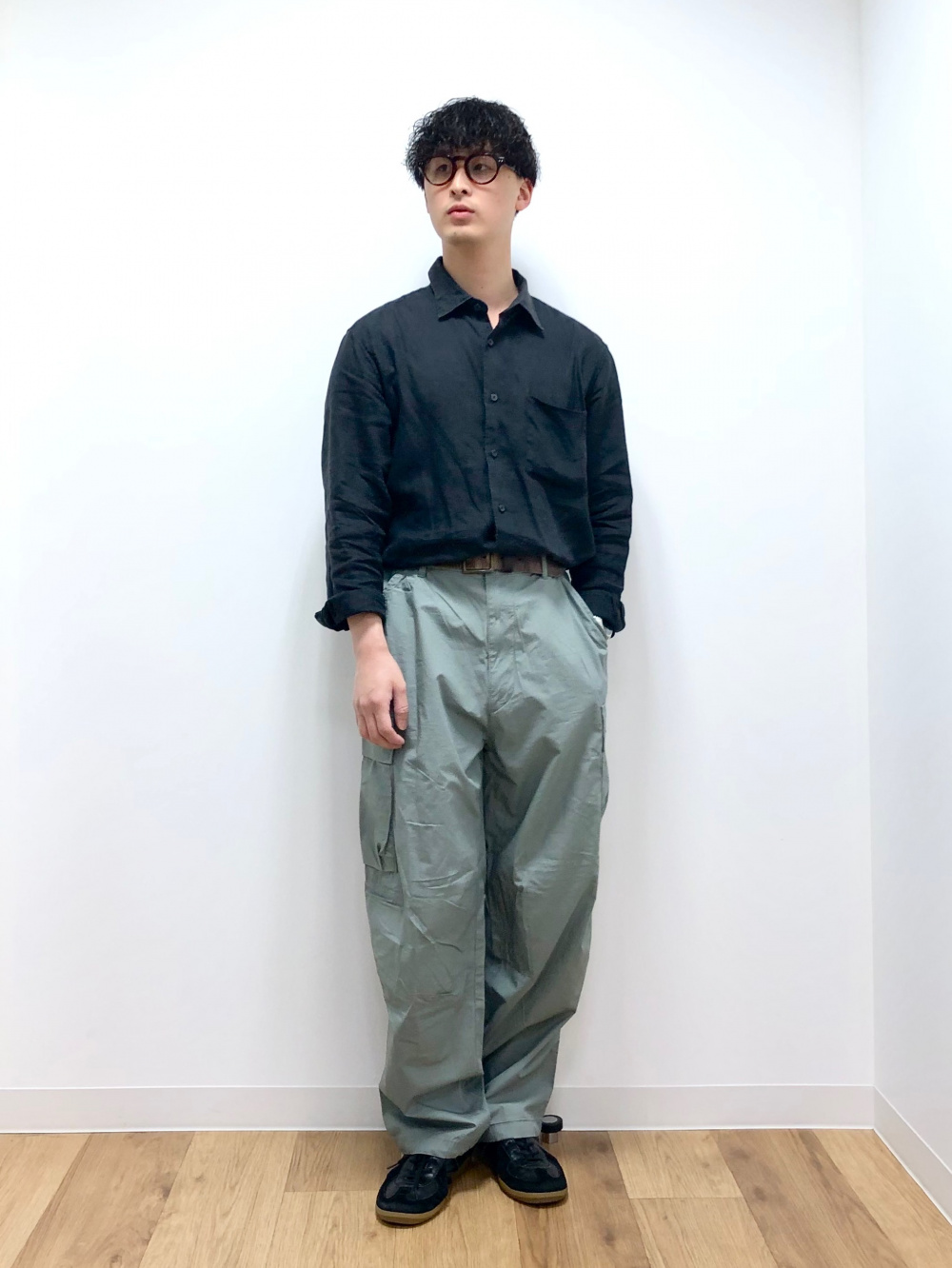 コットンショートブルゾン、ワイドフィットカーゴパンツ」の着用