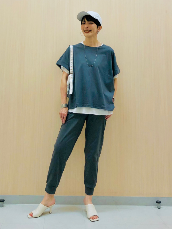 スムースコットンリラックスクルーセーター、パラシュートパンツ/丈