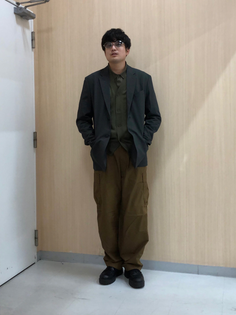 コットンショートブルゾン、ワイドフィットカーゴパンツ」の着用