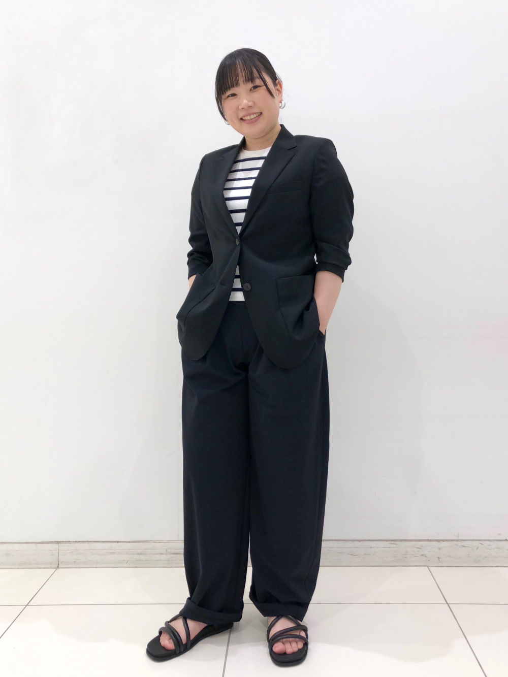 感動ジャケットリラックスフィット、感動ワイドパンツ」の着用