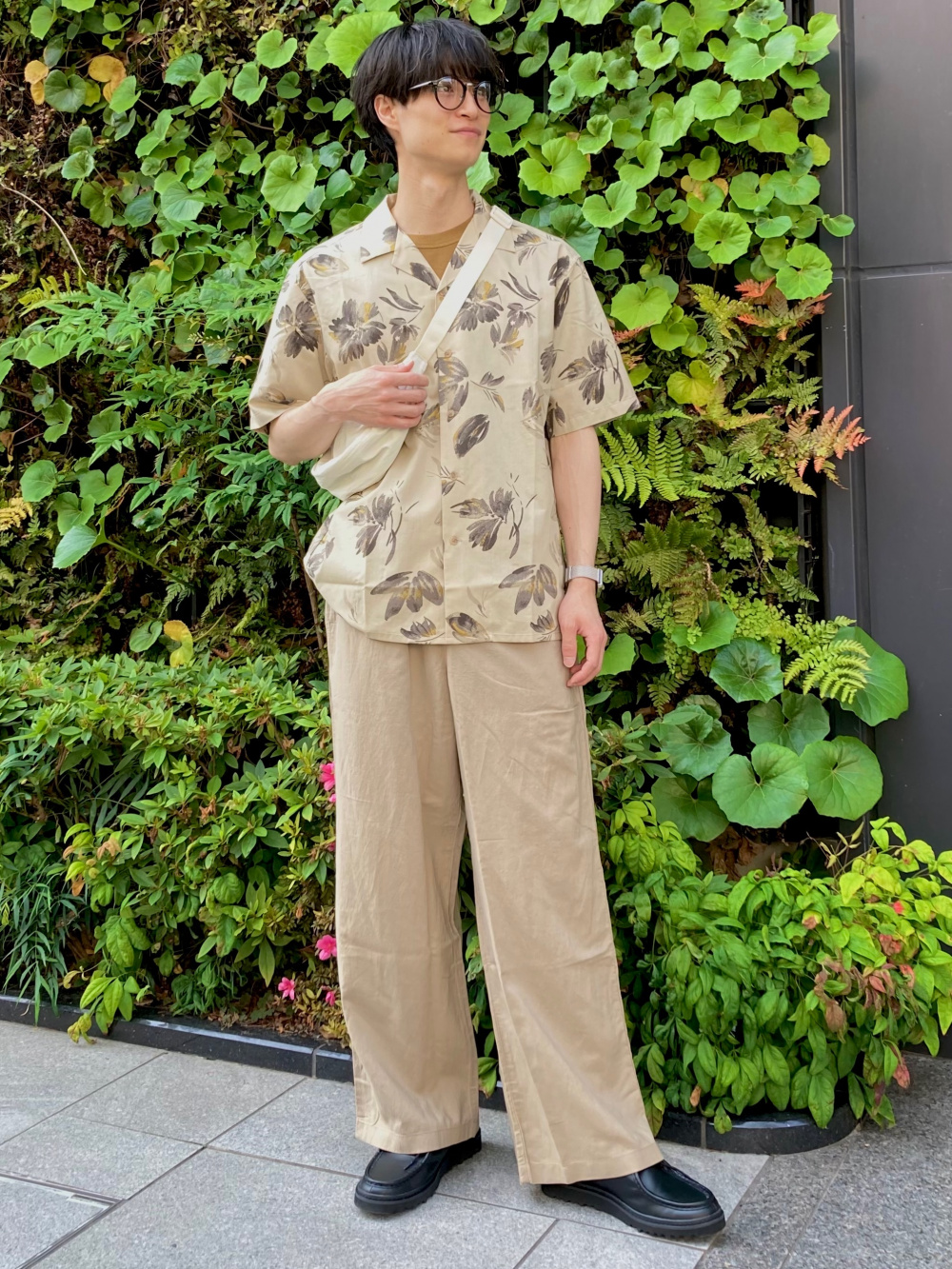 クルーネックTシャツ、コンフォート2Bジャケット/チドリ」の着用