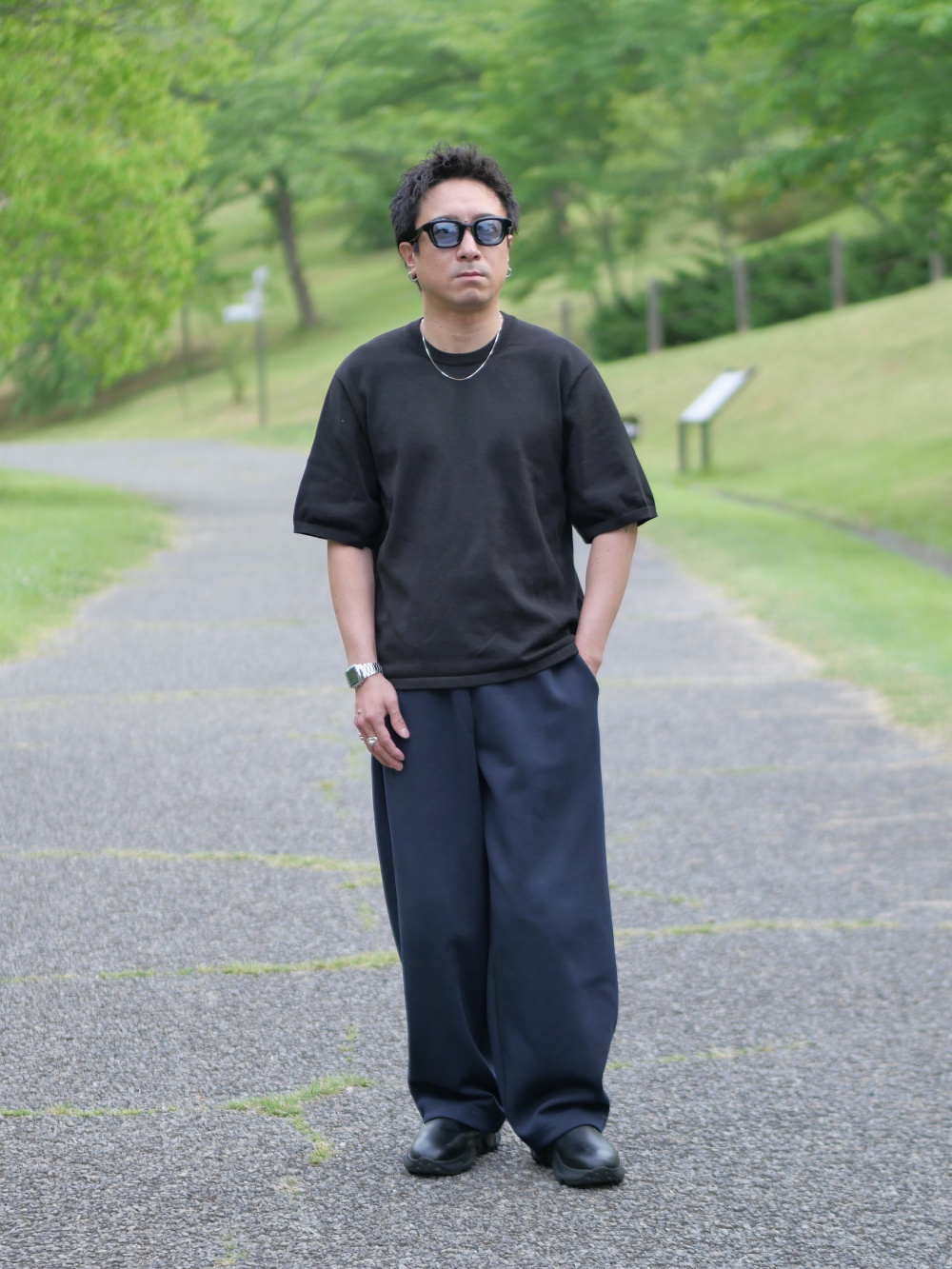 ニットTシャツ、ユーティリティフーデッドジャケット」の着用