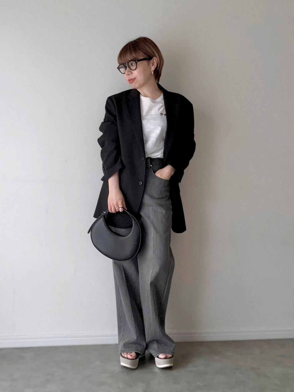 感動ジャケット、タックワイドパンツ/ストライプ」の着用