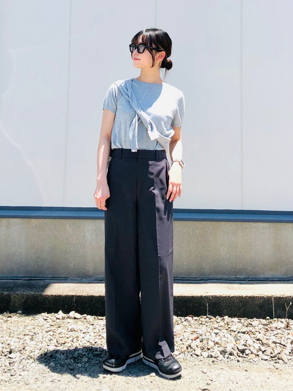 感動ジャケットリラックスフィット、感動ワイドパンツ」の着用