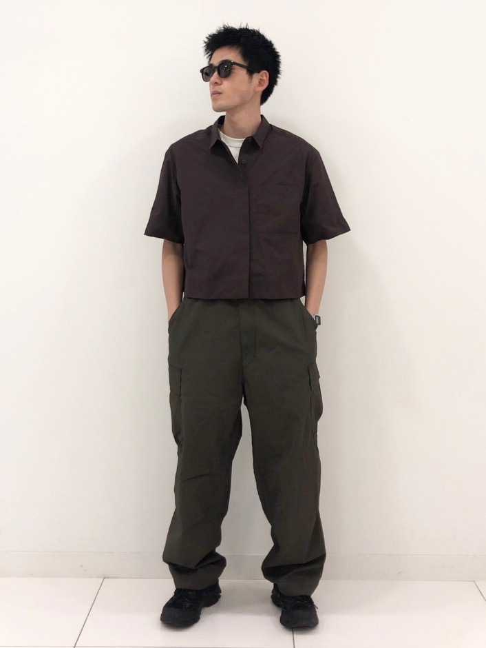 コットンショートブルゾン、ワイドフィットカーゴパンツ」の着用