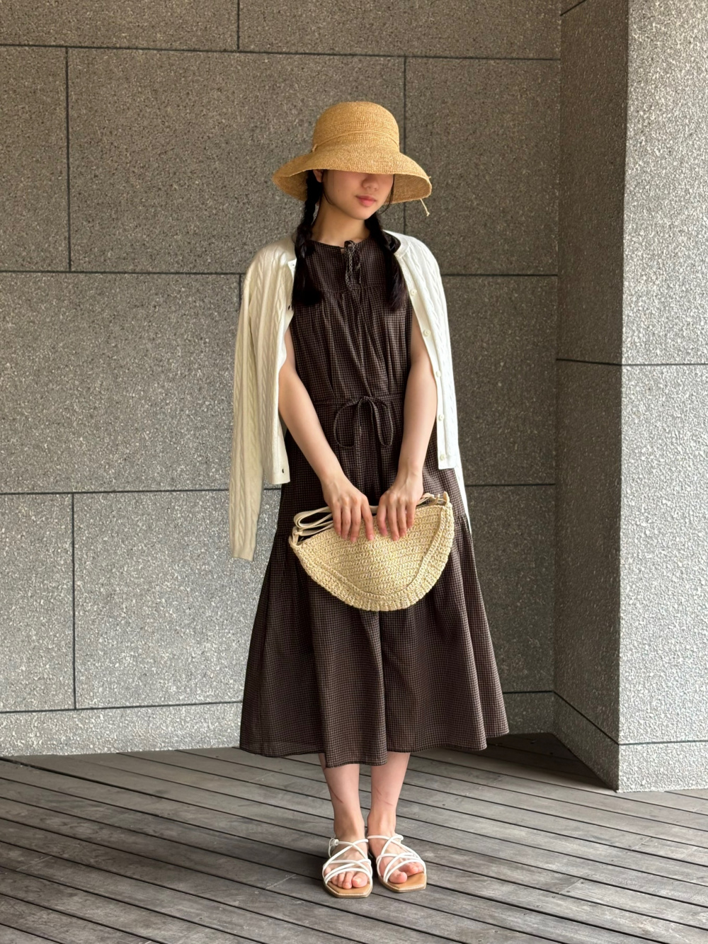 ラッフルスリーブT、デニムロングスカート/カットオフ」の着用