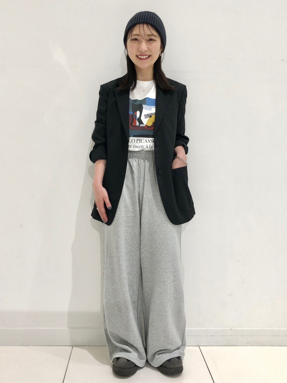 感動ジャケットリラックスフィット、感動ワイドパンツ」の着用