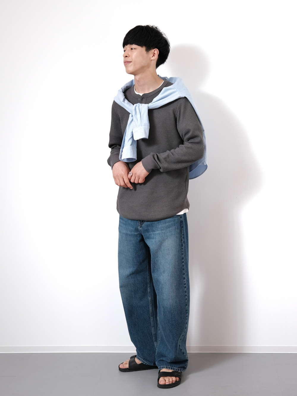 ワッフルヘンリーネックTシャツ、カーゴパンツ」の着用
