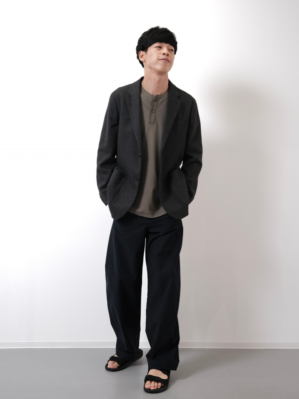 ワッフルヘンリーネックTシャツ、レギュラーフィットジーンズ