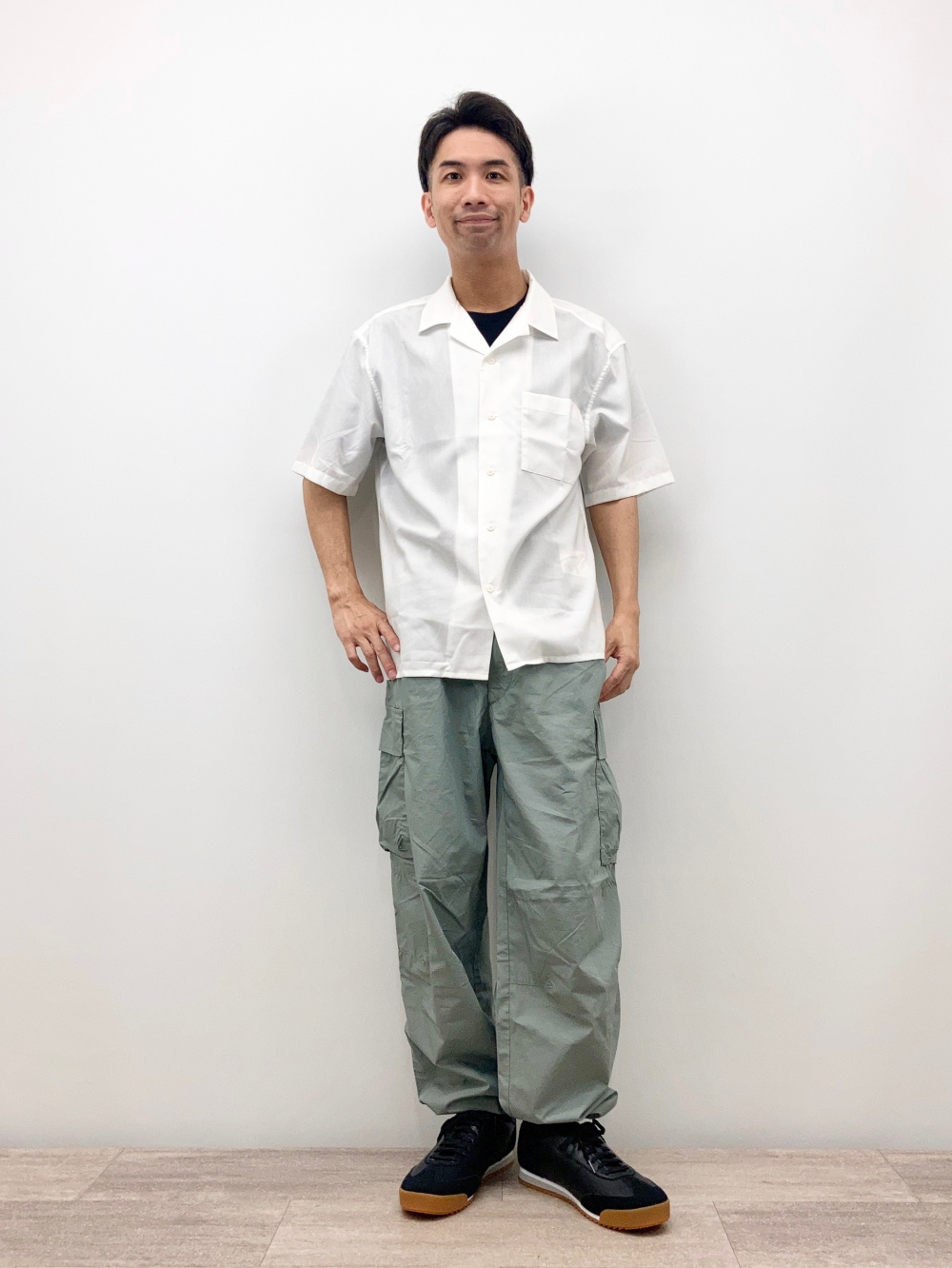 コットンショートブルゾン、ワイドフィットカーゴパンツ」の着用