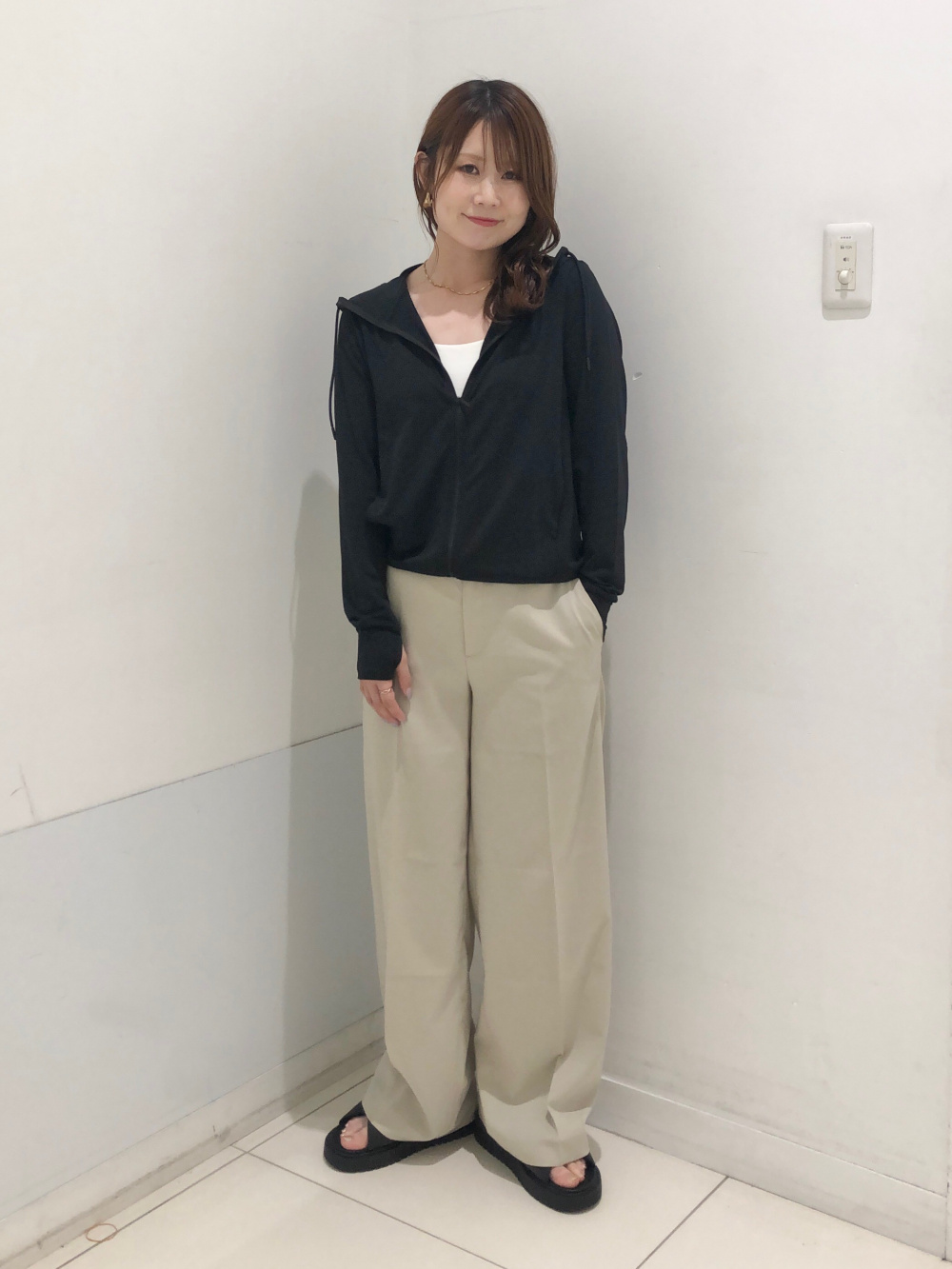 感動ジャケットリラックスフィット、感動ワイドパンツ」の着用