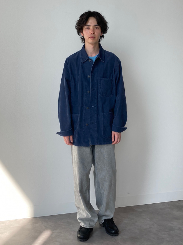 デニムジャケット、ワイドストレートジーンズ」の着用