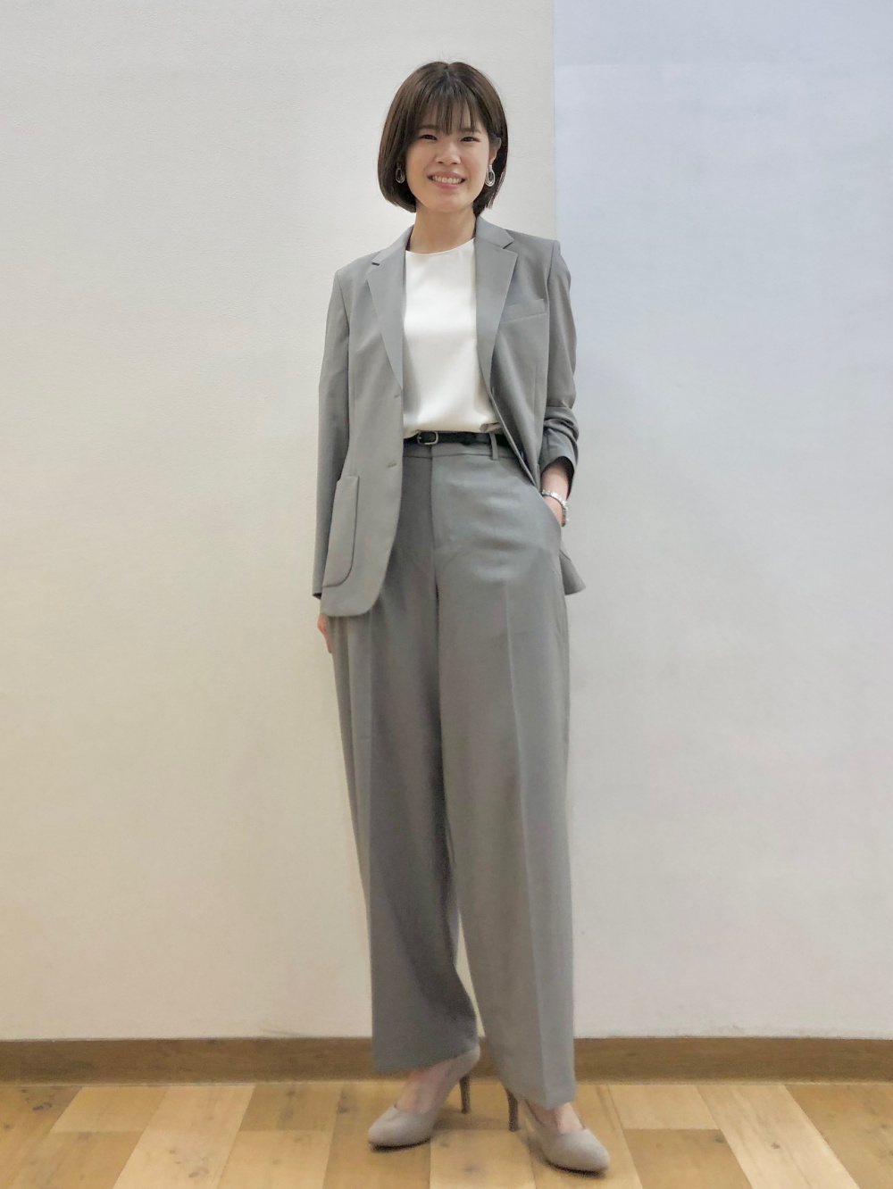 ユニクロC グレー ダブルボタン ジャケット、感動ワイドパンツXXL 感動ダブルジャケットリラックスフィット、感動ワイドパンツ」の着用