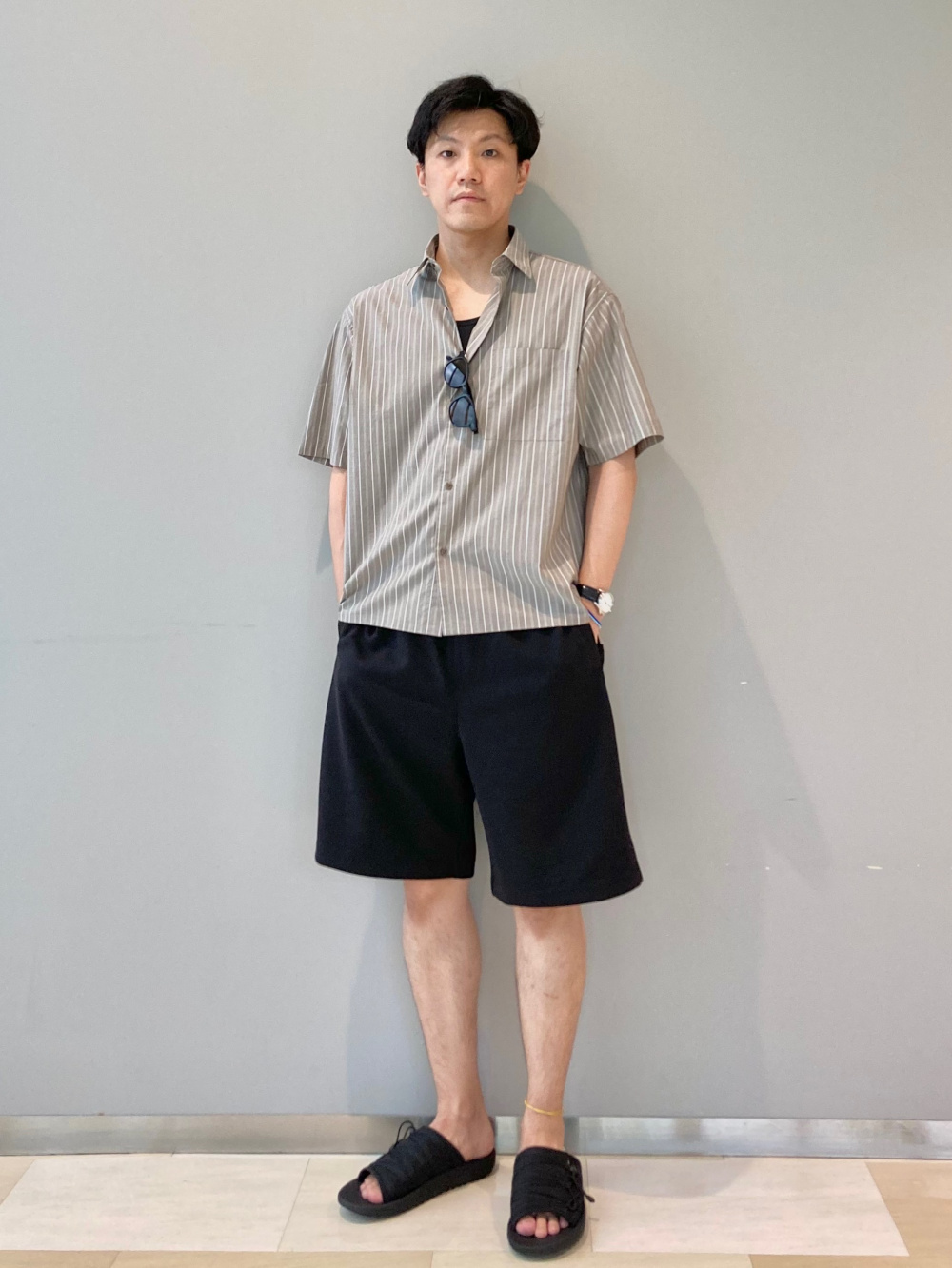 新品UNIQLO ワイドフィットカーゴハーフパンツ ネイビー Lサイズ UNIQLO C ワイドフィットカーゴ・ハーフパンツ ネイビー L新品未