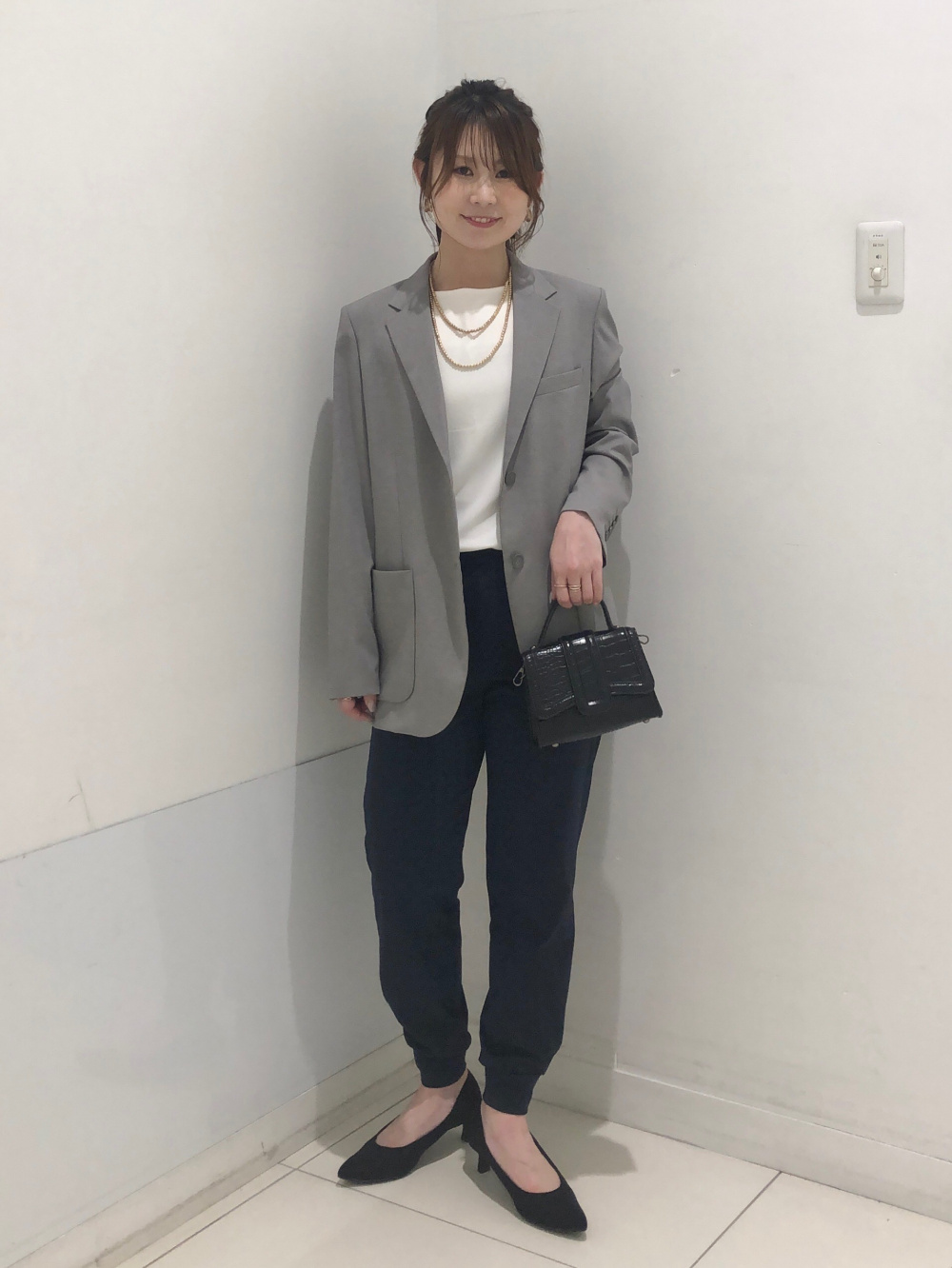 感動ジャケットリラックスフィット、感動ワイドパンツ」の着用