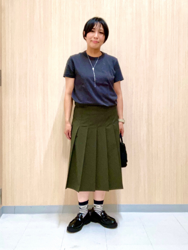 クルーネックT、ワイドプリーツミディスカートのコーディネート・着用