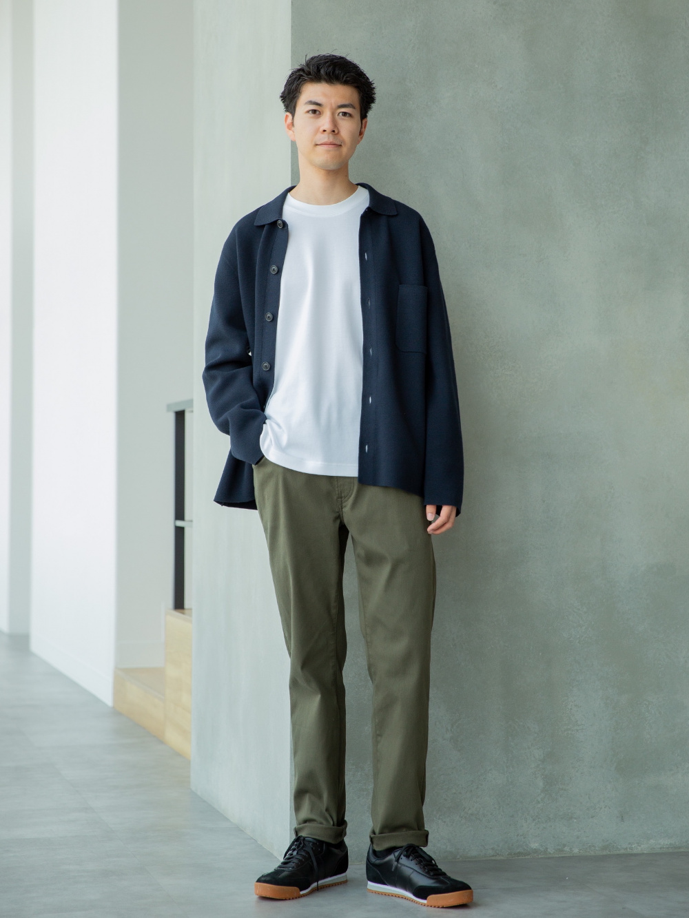 オックスフォードシャツ、ミラノリブシャツカーディガン」の着用