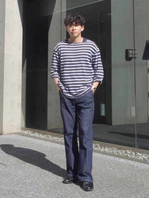 スリムフレアトラウザージーンズ、イタリアンレザーステッチベルト」の