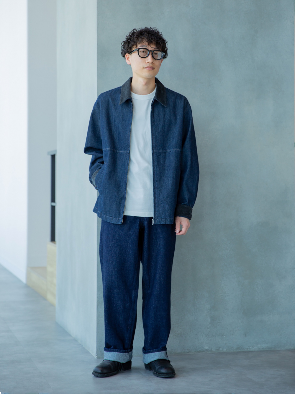 クルーネックTシャツ、ジップアップショートブルゾン/デニム」の着用