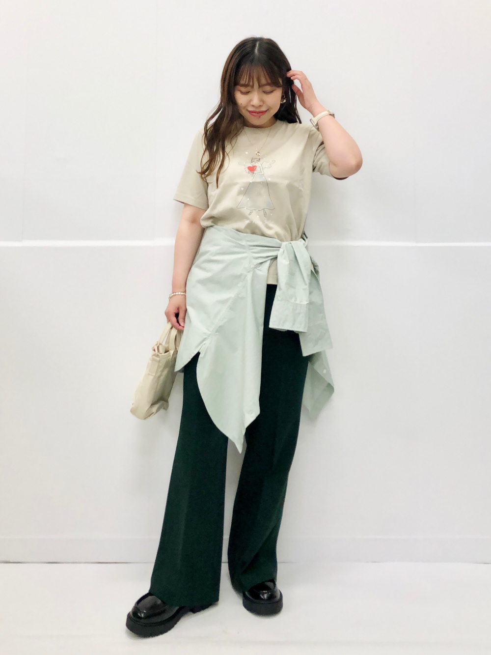 矢沢あいコレクション UT、スマートフレアパンツ」の着用