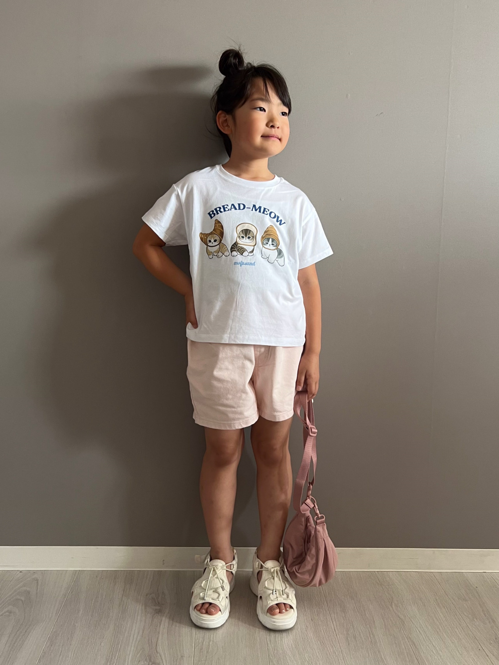 GIRLS mofusand UT、ペインターイージーハーフパンツ」の着用