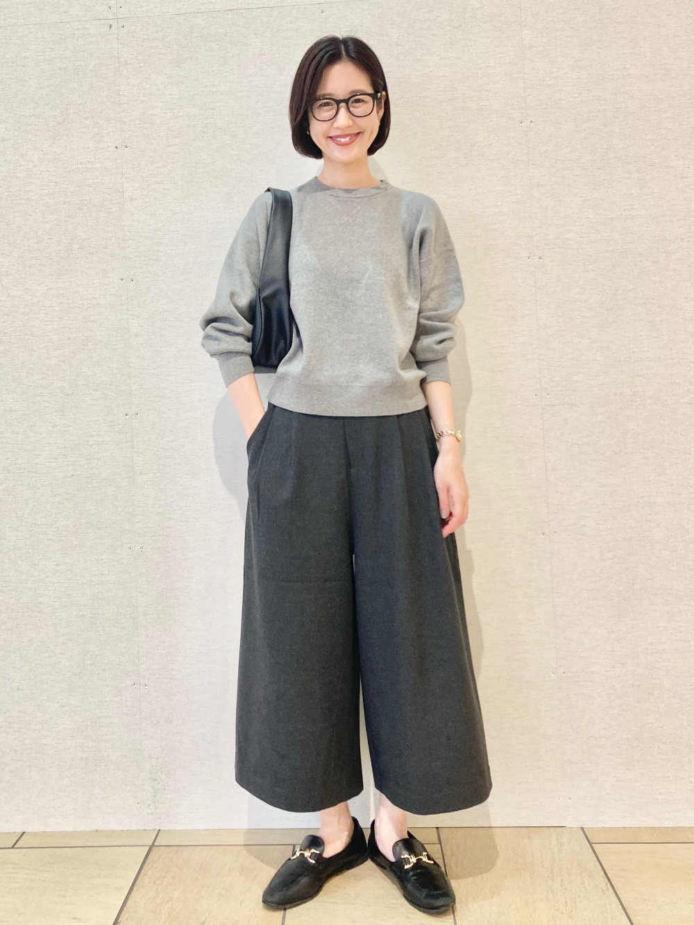 カシミヤリラックスVネックセータースカーフつき、キュロット」の着用