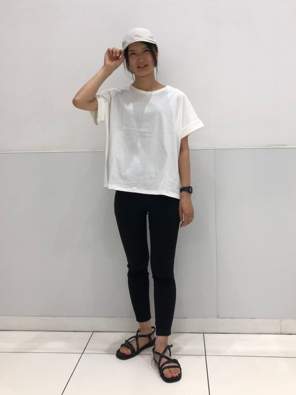 ウルトラストレッチクロップドレギンスパンツ（レディース）の着用