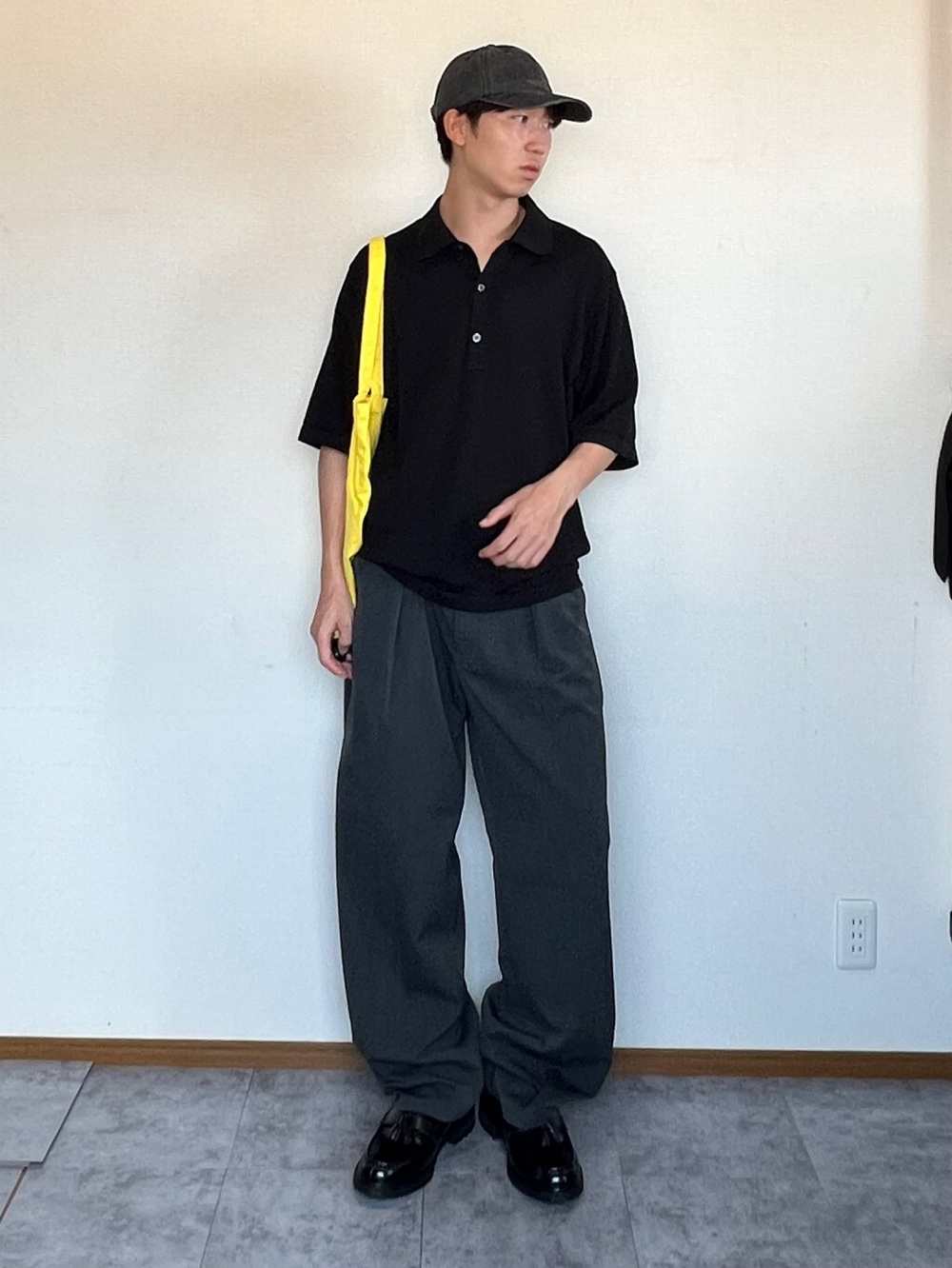 ニットポロシャツ、Vネックカーディガン」の着用コーディネート