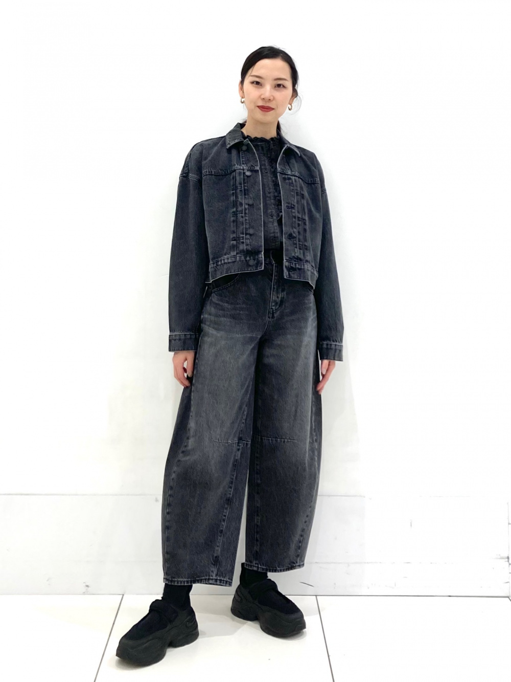 デニムフリルシャツ、ウールワイドパンツ」の着用コーディネート