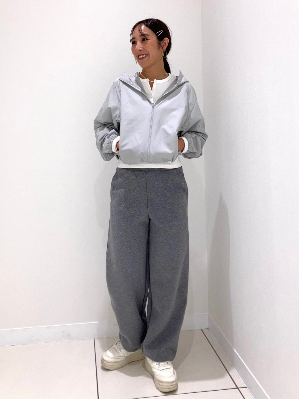 スウェットワイドパンツ、ポケッタブルUVカットパーカ」の着用