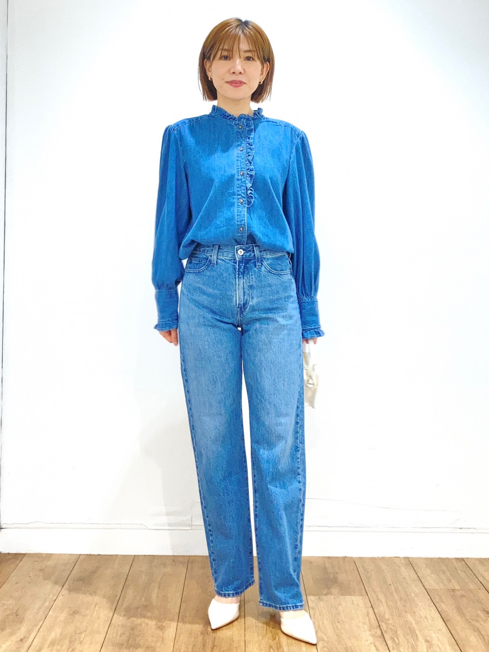 デニムフリルシャツ、ストレートジーンズ」の着用コーディネート