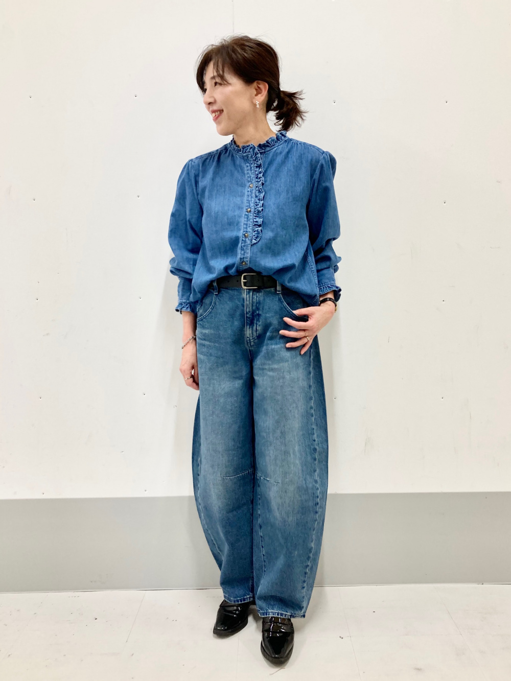 デニムフリルシャツ、ウールワイドパンツ」の着用コーディネート