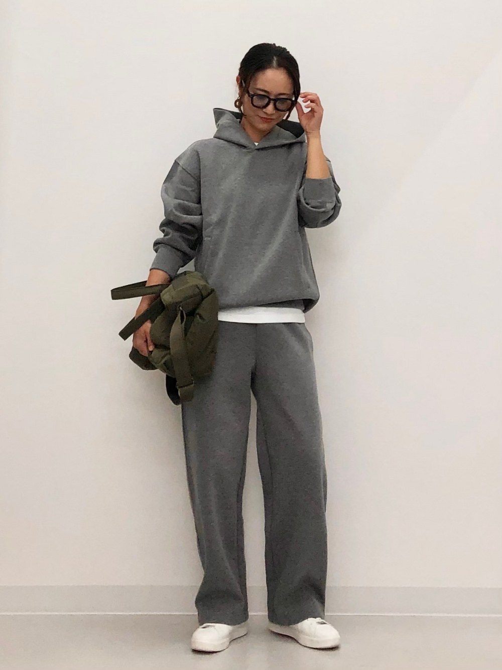 スウェットワイドパンツ、T1BOXY/ボクシーT」の着用