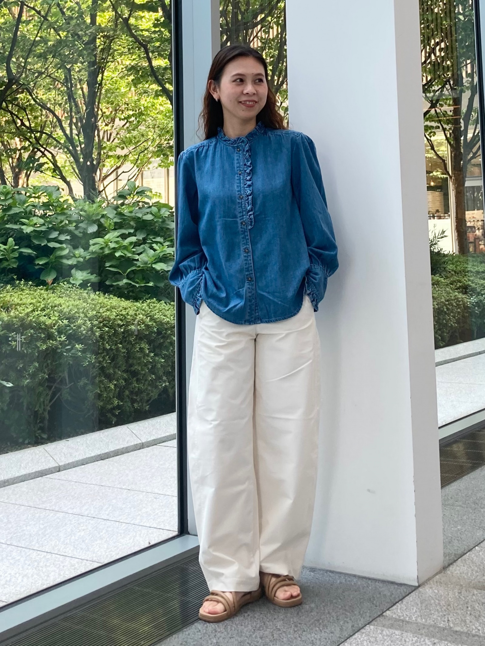 デニムフリルシャツ、ウールワイドパンツ」の着用コーディネート