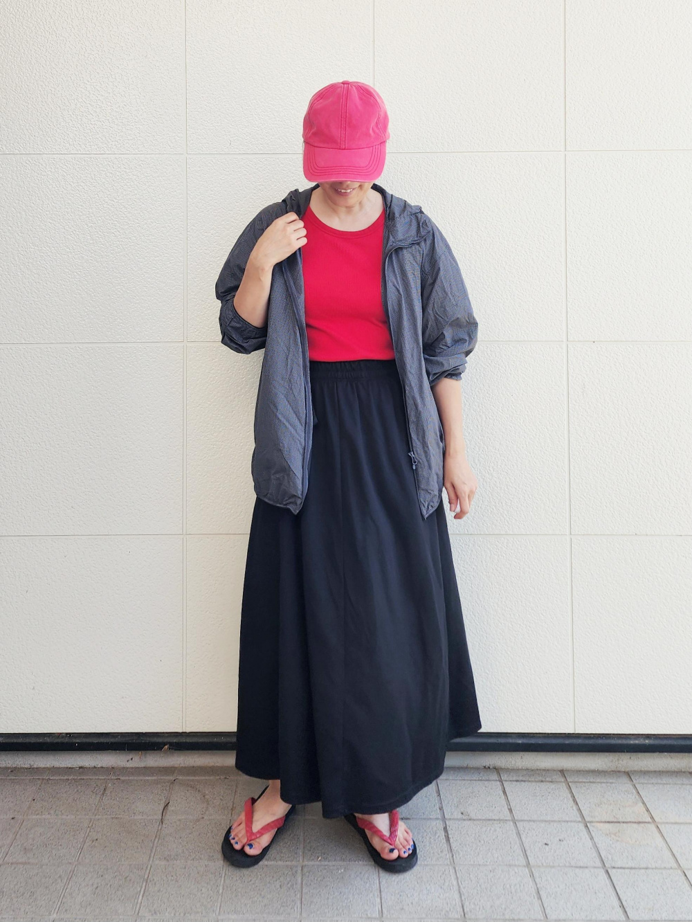 ポケッタブルUVカットパーカ/チェック、パラシュートパンツ」の着用