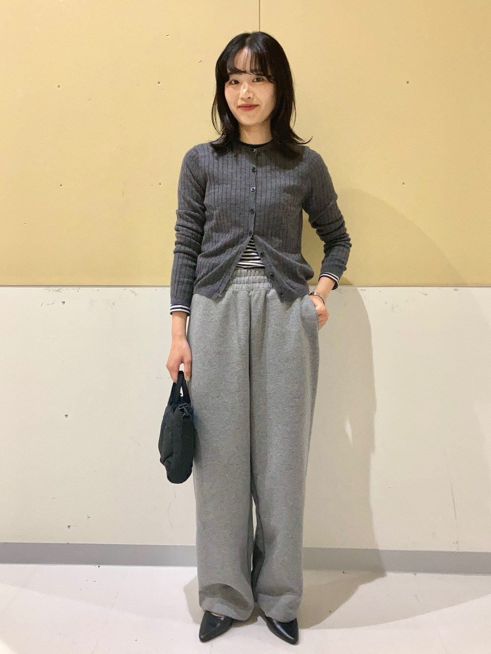 スウェットワイドパンツ、メリノクルーネックカーディガン」の着用