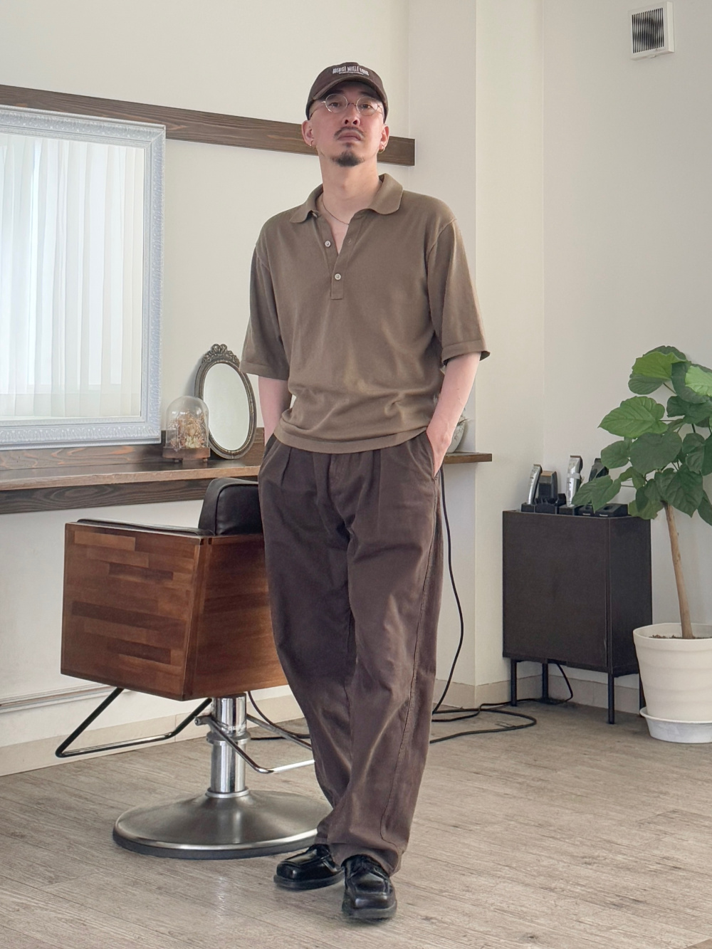 ニットポロシャツ、Vネックカーディガン」の着用コーディネート