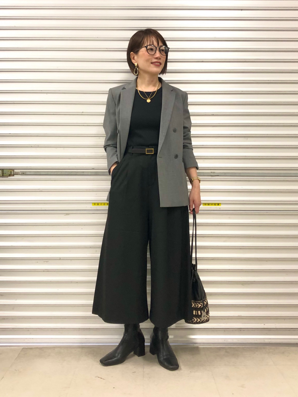 感動ジャケットリラックスフィット、感動ワイドパンツ」の着用