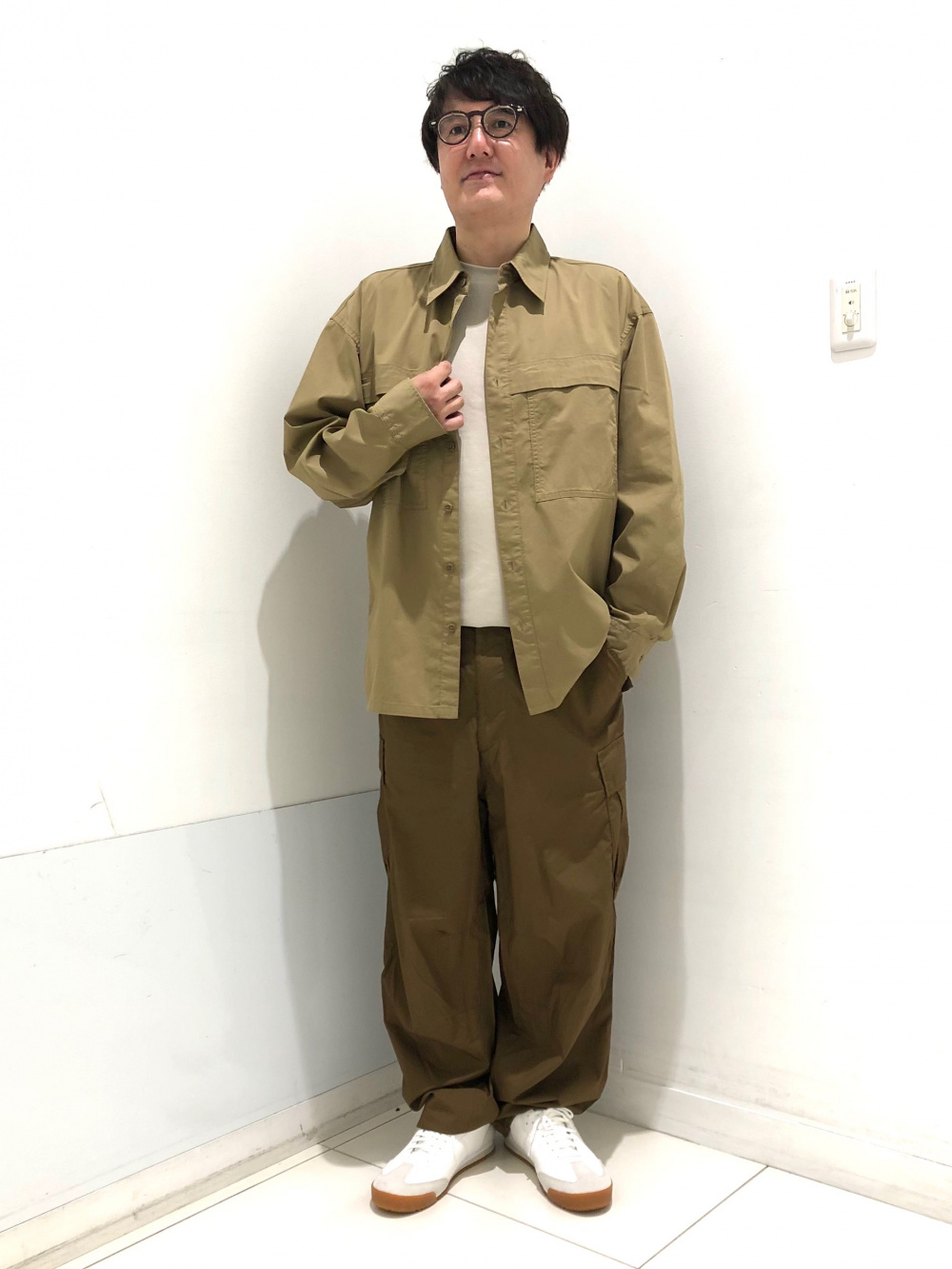 コットンショートブルゾン、ワイドフィットカーゴパンツ」の着用