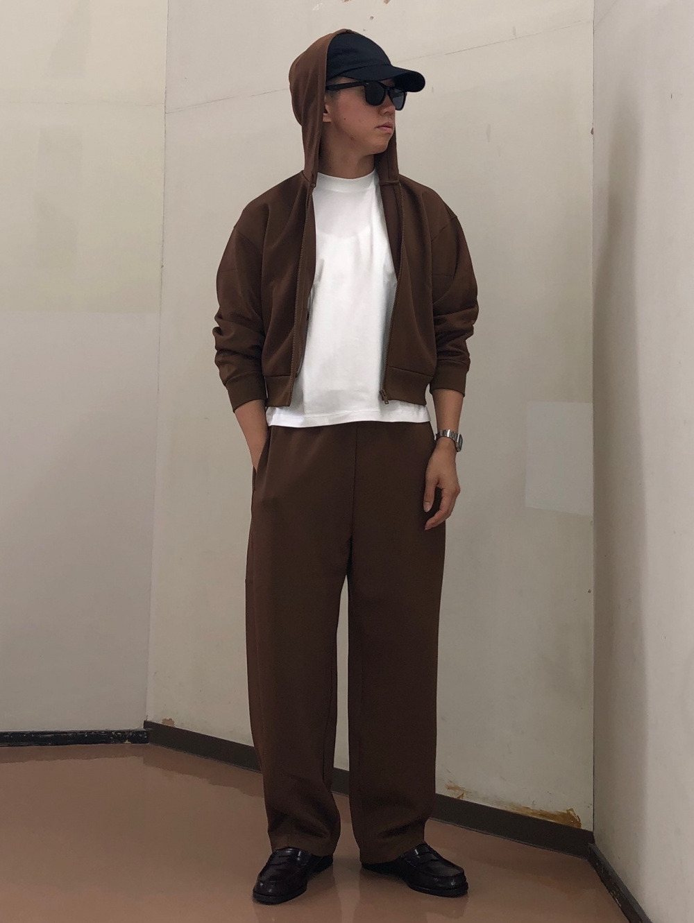 ドライスウェットカーブパンツ、ドライカノコポロシャツ」の着用