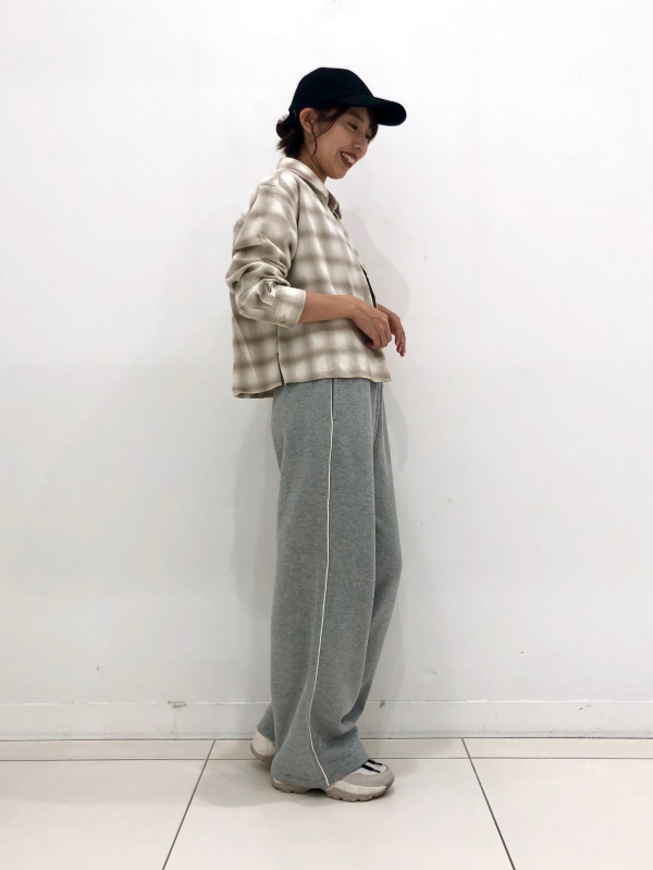 スウェットパンツ、オープンカラーシャツ/プリントのコーディネート