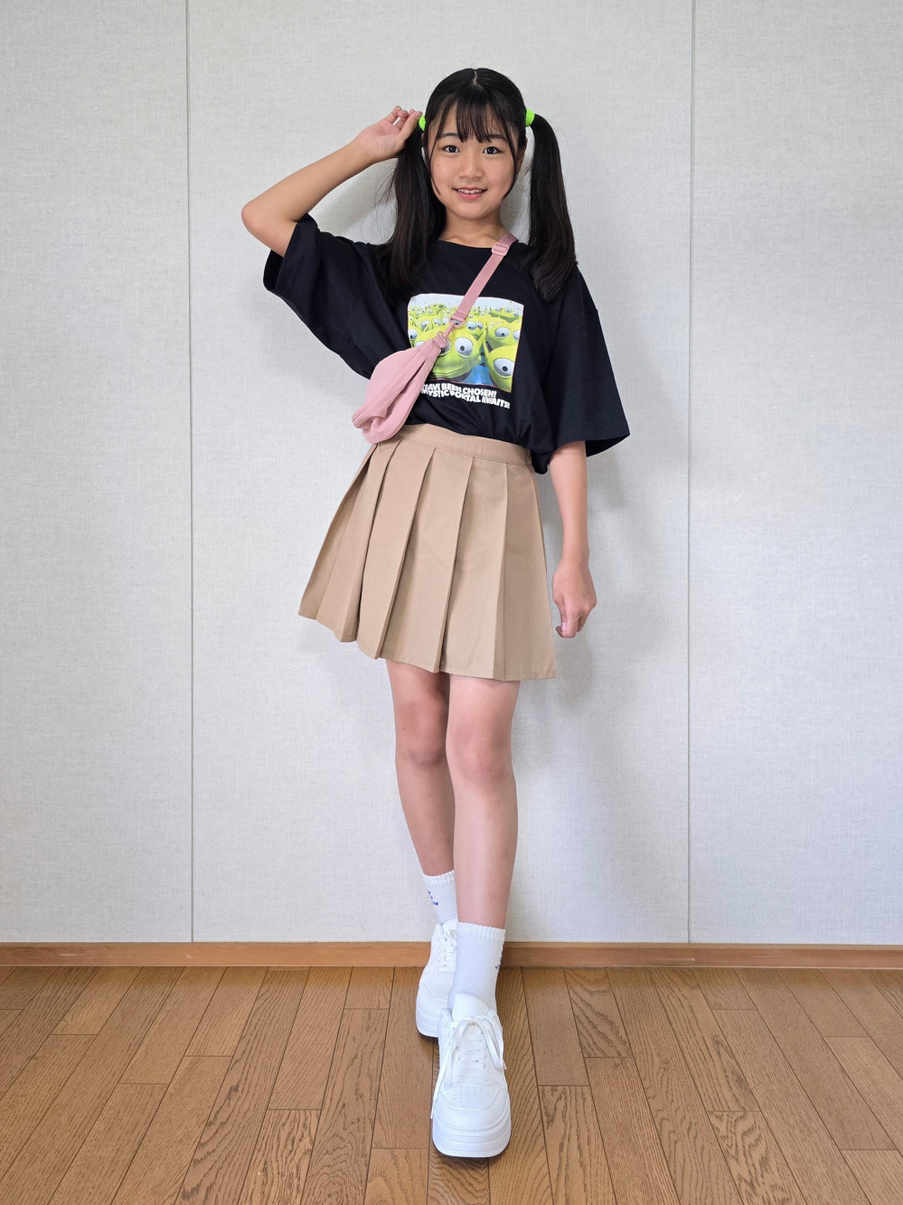 GIRLS mofusand UT、ペインターイージーハーフパンツ」の着用