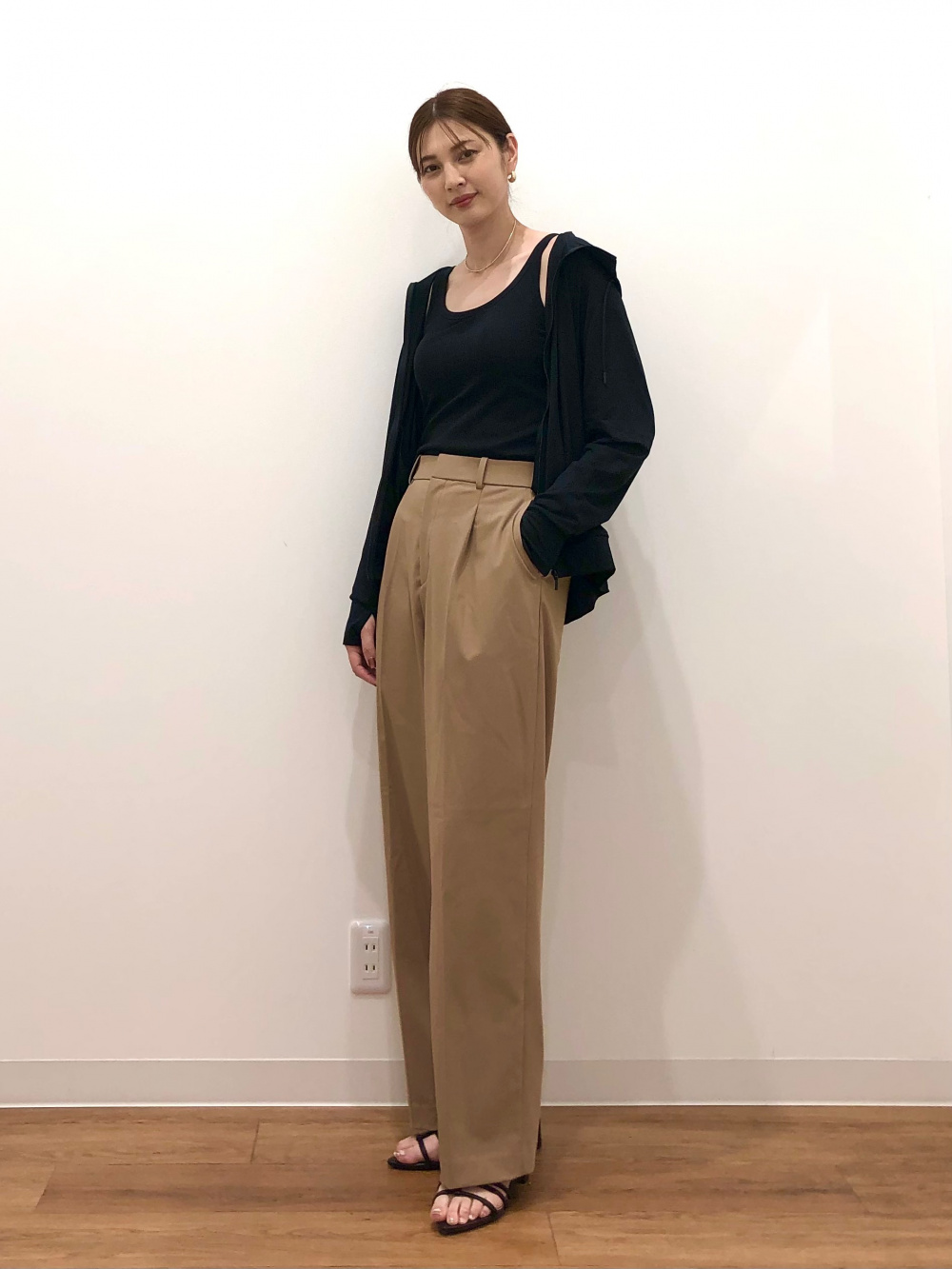 ダブルジャケット、タックワイドパンツ/丈長め」の着用