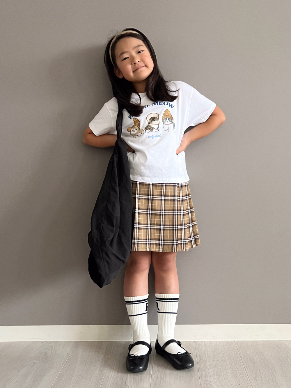 GIRLS mofusand UT、ペインターイージーハーフパンツ」の着用