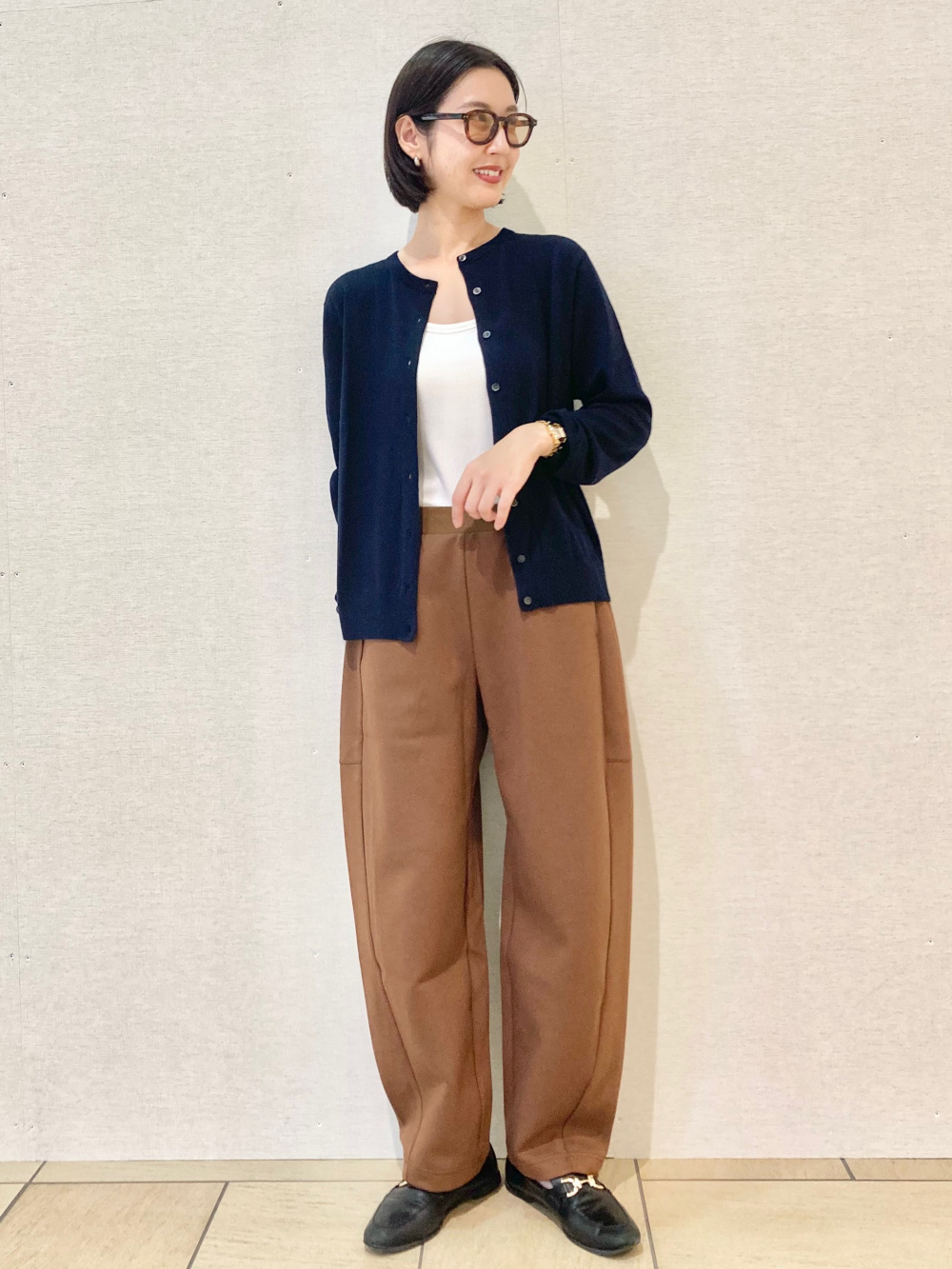 メリノクルーネックカーディガン、ツイードタックワイドパンツ」の着用