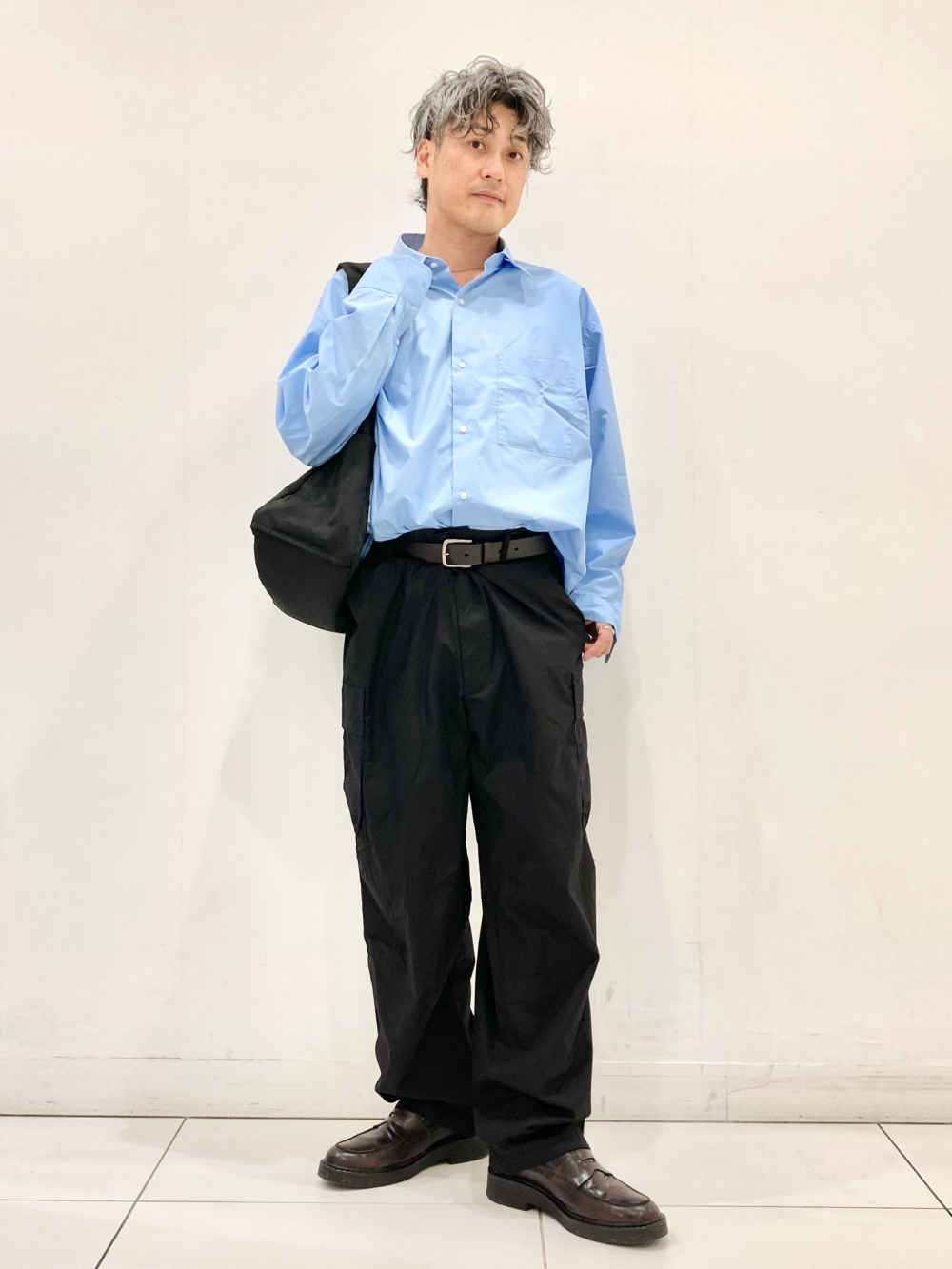 コットンショートブルゾン、ワイドフィットカーゴパンツ」の着用